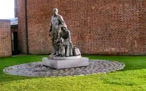 LDS imigrant statue Liverpool(1)